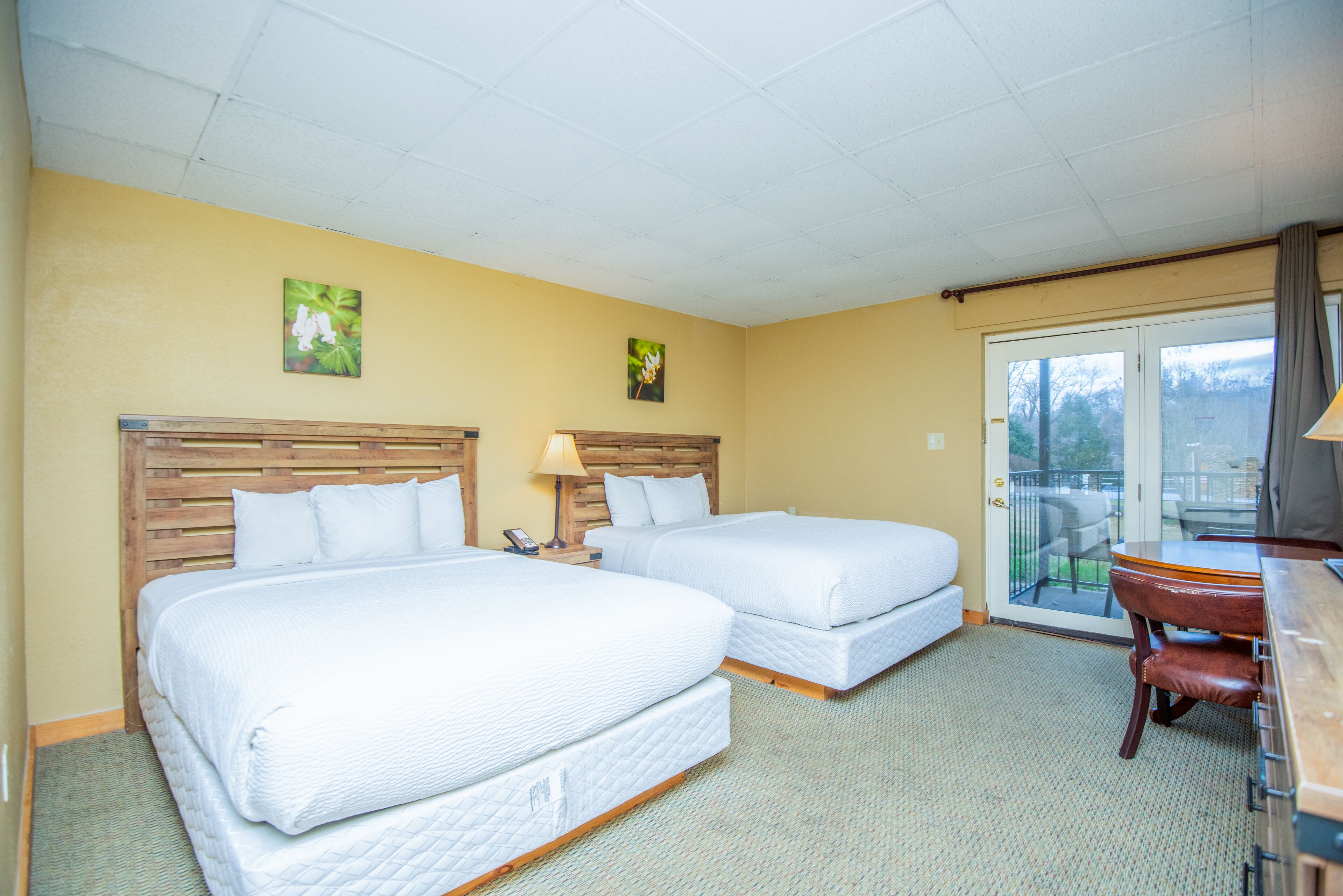 2 Queen Room at Tremont Lodge & Resort