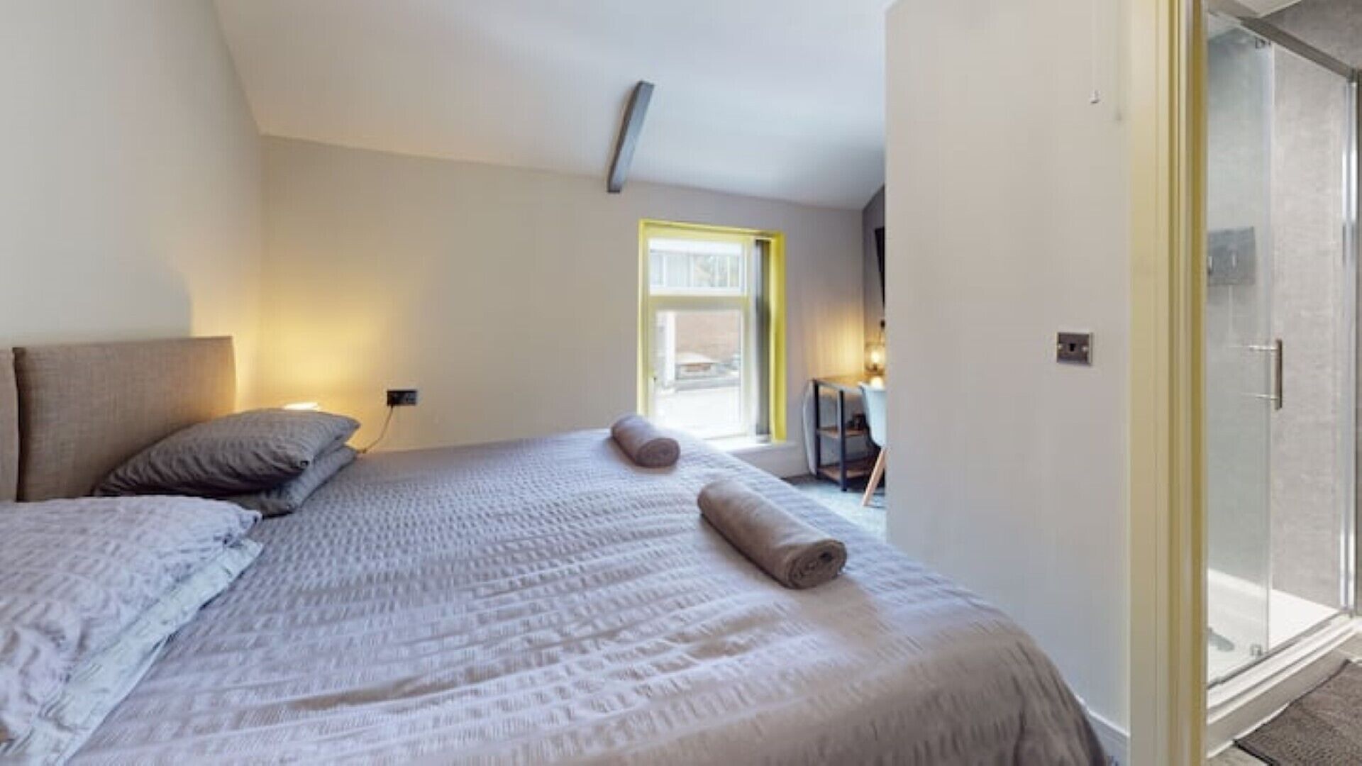 2 habitaciones, tabla de planchar con plancha, wifi y ropa de cama 