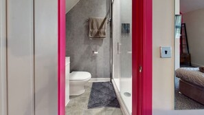 SĂšche-cheveux, serviettes fournies, savon, papier toilette