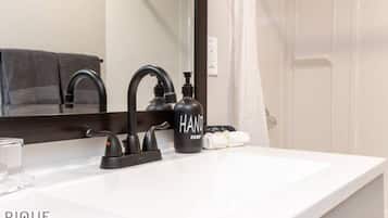 Secador de cabelo, toalhas de banho, sabonete, shampoo