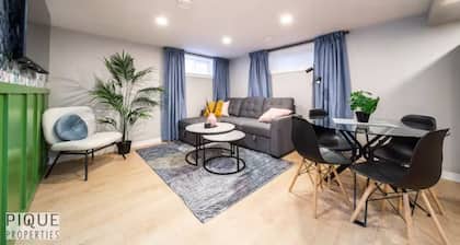 Modern Urban Escape - King Bed - Pet Friendly - Clean!
