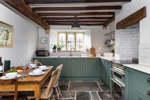 Fridge, microwave, stovetop, dishwasher - 1 Chestnut Corner - a beautiful house in Stanton sleeping 4 guests (Stanton, Broadway)