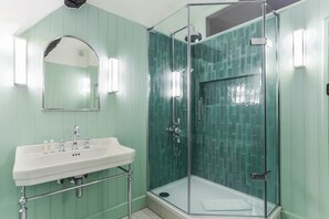 Shower, towels - 1 Chestnut Corner -  a beautiful house in Stanton sleeping 4 guests (Stanton, Broadway)