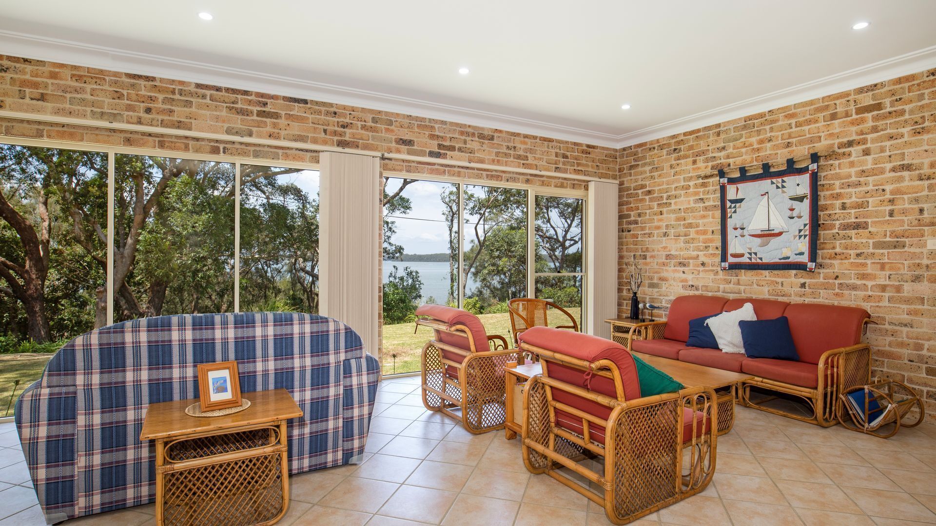 Smart TV, libros, estéreo