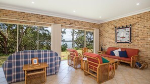 Téléviseur connecté, livres, chaßne audio