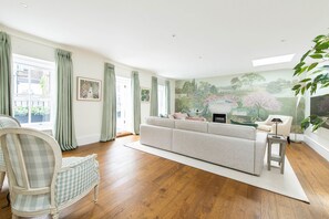 Interior - Three level home, balcony, quiet neighborhood, Kensington (London)