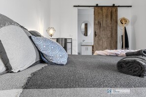 1 bedroom, bed sheets