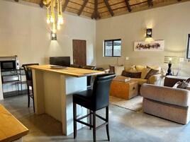 Deluxe Cottage | Living area