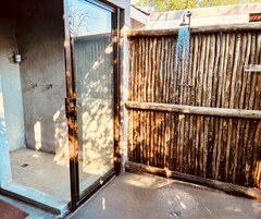 Deluxe Studio Suite | Bathroom