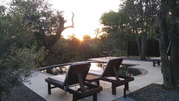 Seasonal outdoor pool, open 6:00 AM to 7:00 PM, pool loungers