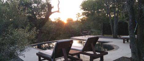 Seasonal outdoor pool, open 6:00 AM to 7:00 PM, pool loungers