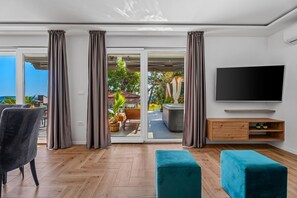 Tv, videospil, bordtennisbord, stereoanlæg