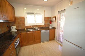 Kylskåp, mikrovågsugn, ugn och spishäll