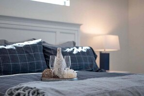 4 makuuhuonetta, silitysrauta/-lauta, ilmainen Wi-Fi, vuodevaatteet