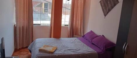 2 間睡房、房內夾萬、書桌、熨斗/熨衫板