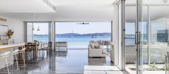 Whitehouse On The Water - Palatial Home on Idyllic Beach