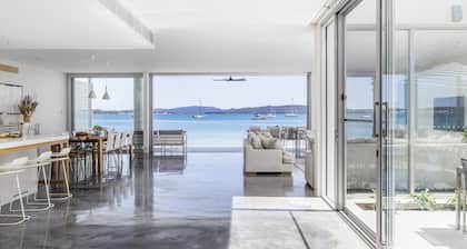 Whitehouse On The Water - Palatial Home on Idyllic Beach