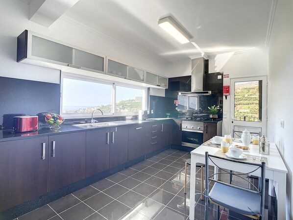 3 bedrooms, desk - Santa Rita House by Atlantic Holiday (Funchal)