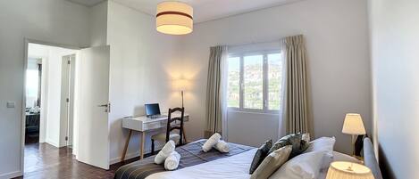 House, Smoking | 3 bedrooms, desk