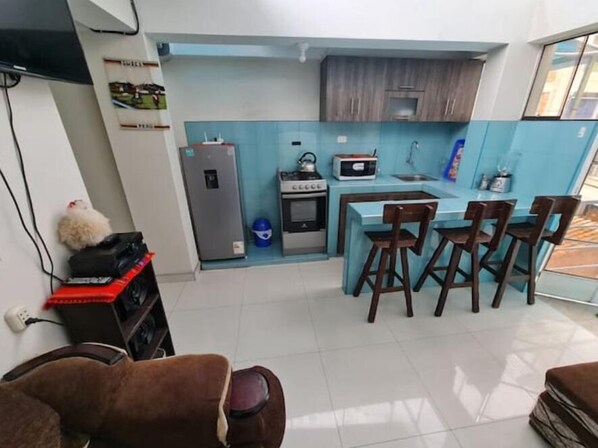 Jääkaappi, mikroaaltouuni, vedenkeitin