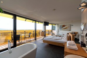 高級開放式套房 | 浴室 | 獨立浴缸和淋浴設備、按摩浴缸、水療按摩蓮蓬頭、吹風機