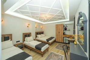 Deluxe Quadruple Room | Premium bedding, in-room safe, blackout drapes, soundproofing - Mansion Valeria (Istanbul)