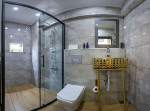 Deluxe Quadruple Room | Bathroom | Shower, rainfall showerhead, free toiletries, hair dryer - Mansion Valeria (Istanbul)