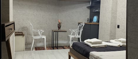 Habitación doble económica | Ropa de cama de alta calidad y caja de seguridad en la habitación