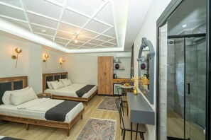Deluxe Quadruple Room | Premium bedding, in-room safe, blackout drapes, soundproofing - Mansion Valeria (Istanbul)