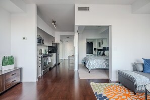 1 habitación, escritorio, tabla de planchar con plancha y cuna de viaje 