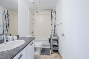 Secador de pelo, toallas, jabón, shampoo