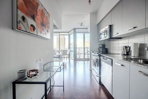 Frigorifero, microonde, forno, piano cottura