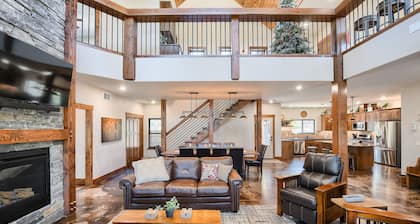 Incredible Craftsman Style Spacious Lodge Walking Distance to Clubhouse!