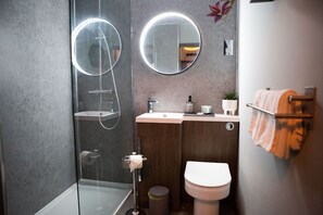 Phòng Superior | Phòng tắm | Đồ dùng nhà tắm được thiết kế riêng, máy sấy tóc, khăn tắm, xà phòng 