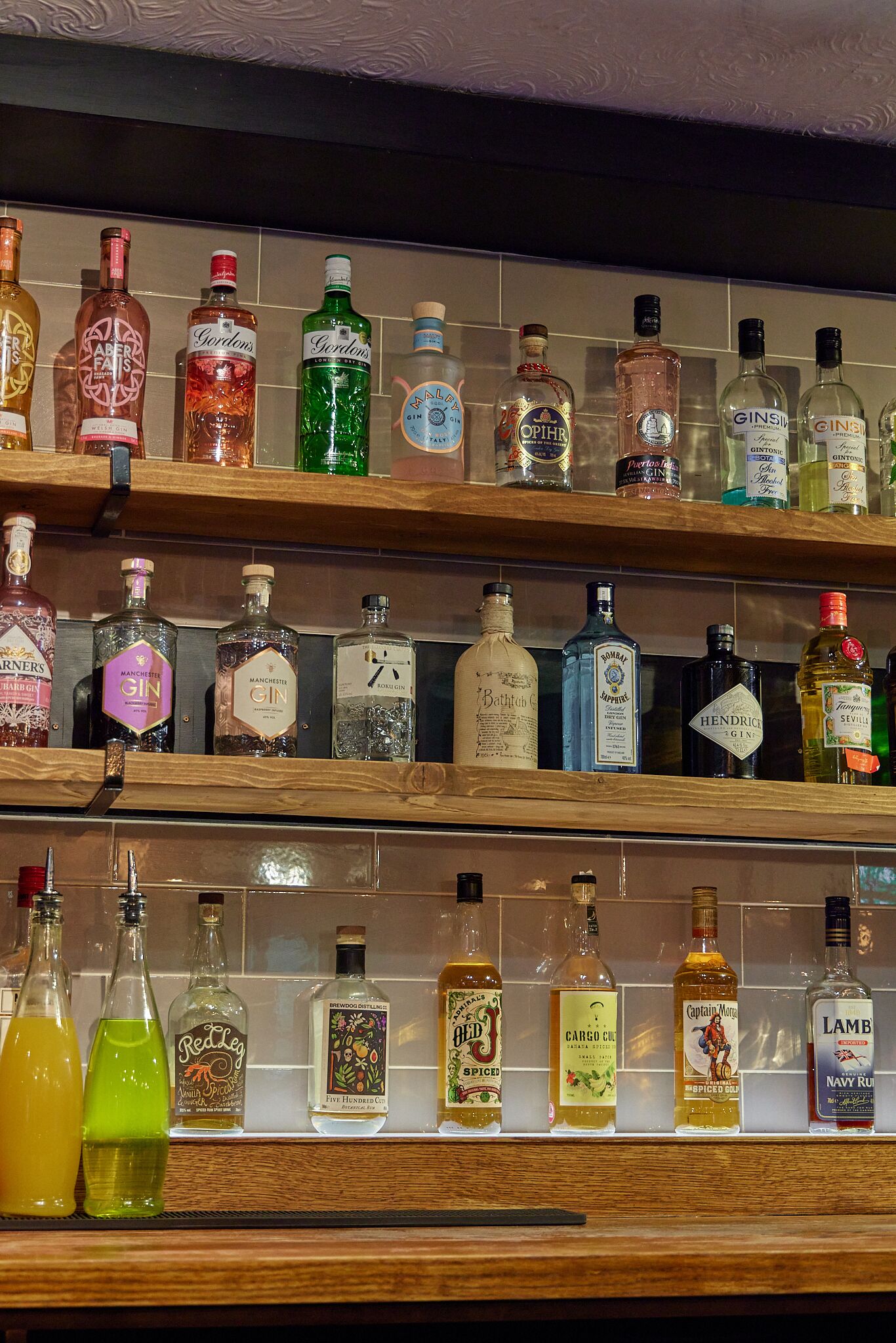 Eine Bar mit mehreren Regalen voller verschiedener Spirituosenflaschen.