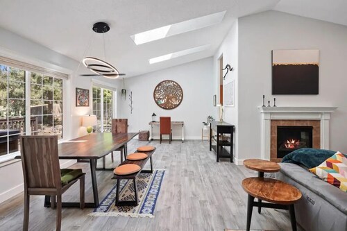 Quail Park Haven in NW! King Beds & Hot Tub