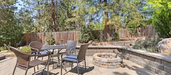 Quail Park Haven in NW! King Beds & Hot Tub