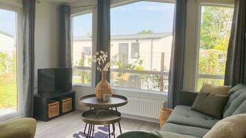 Chalet | Woonruimte | Een 100-cm smart-tv met digitale zenders