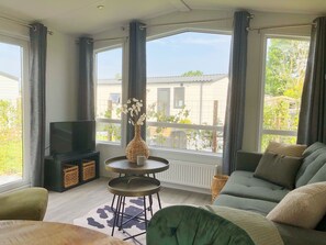 Chalet | Wohnbereich | 100-cm-Smart-TV mit Digitalempfang