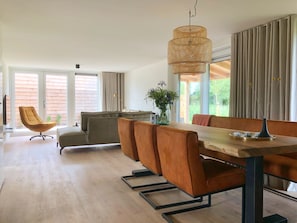 Bungalow 82 | Living area | 100-cm Smart TV with digital channels - Recreatiepark De Wielen (Sint Maarten)