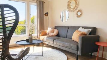 Chalet | Woonruimte | Een 100-cm smart-tv met digitale zenders