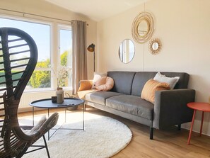 Chalet | Wohnbereich | 100-cm-Smart-TV mit Digitalempfang