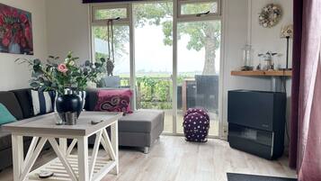 Chalet | Woonruimte | Een 100-cm smart-tv met digitale zenders