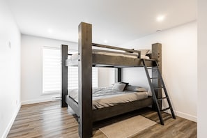 5 bedrooms, WiFi, bed sheets