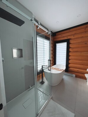 Shower, towels, toilet paper - L'horizon Lac et Spa (St-Côme)