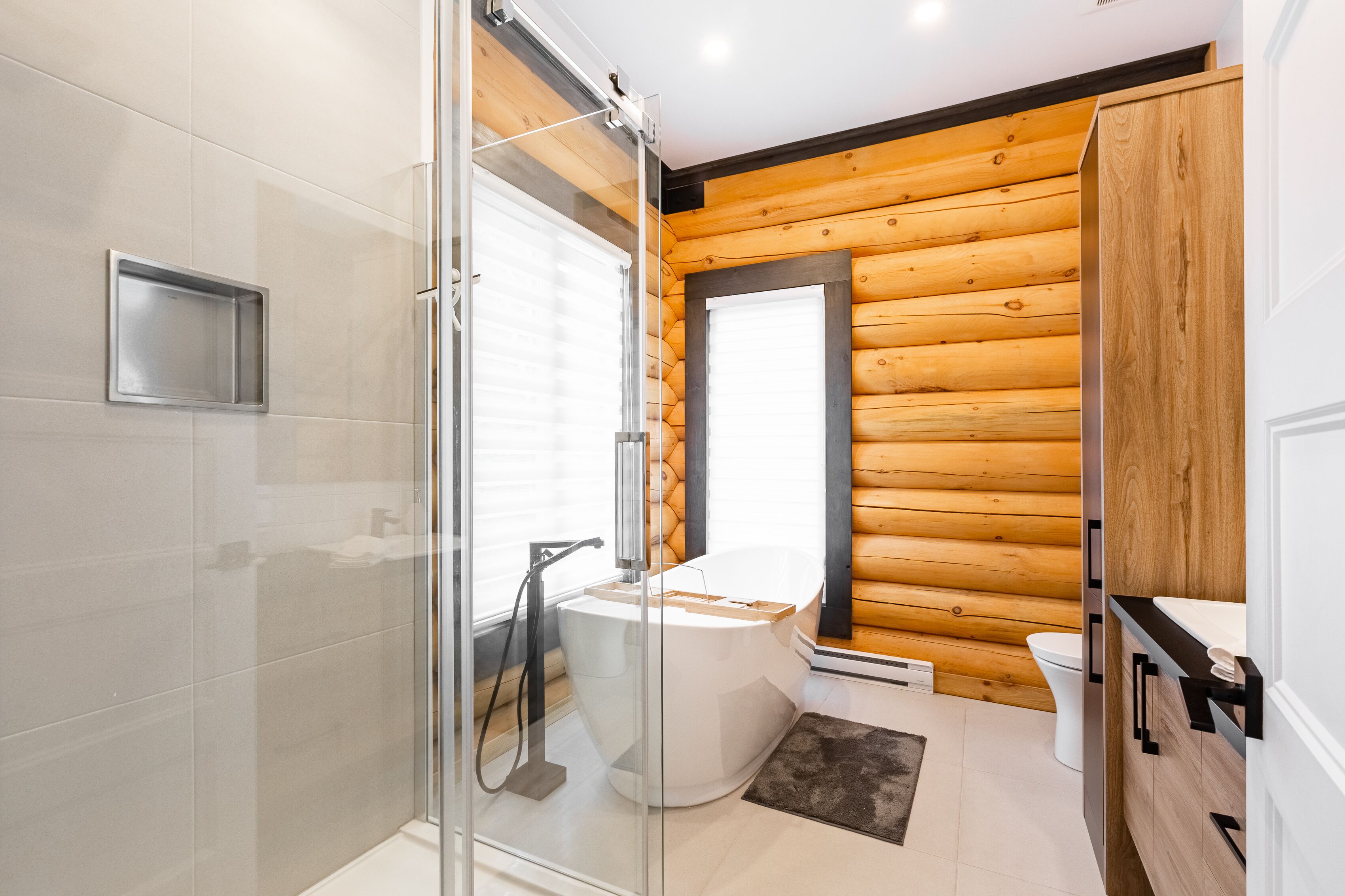 Douche, serviettes fournies, papier toilette