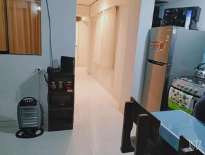 Refrigerador, microondas, utensilios de cocina y comedor 