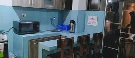 冰箱、微波炉、厨具/餐具、餐桌