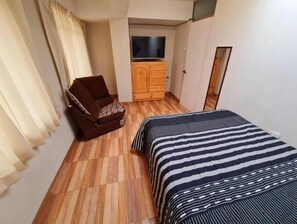3 bedrooms, in-room safe, iron/ironing board, bed sheets