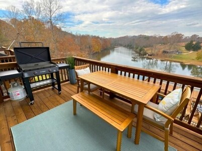 Lakefront on quiet cove, stylishly updated with modern amenities, 3 decks, Blackstone, kayak